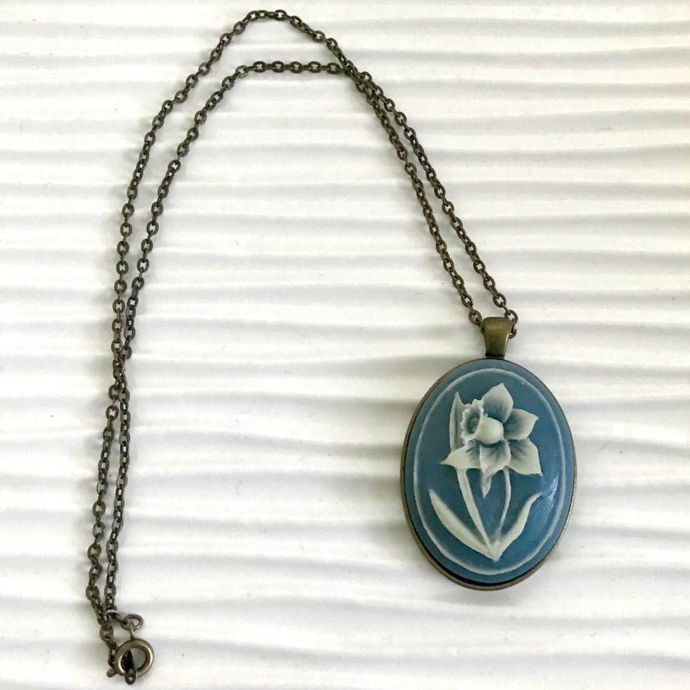 Vintage blue & cream flower cabochon necklace - Picture 2 of 4